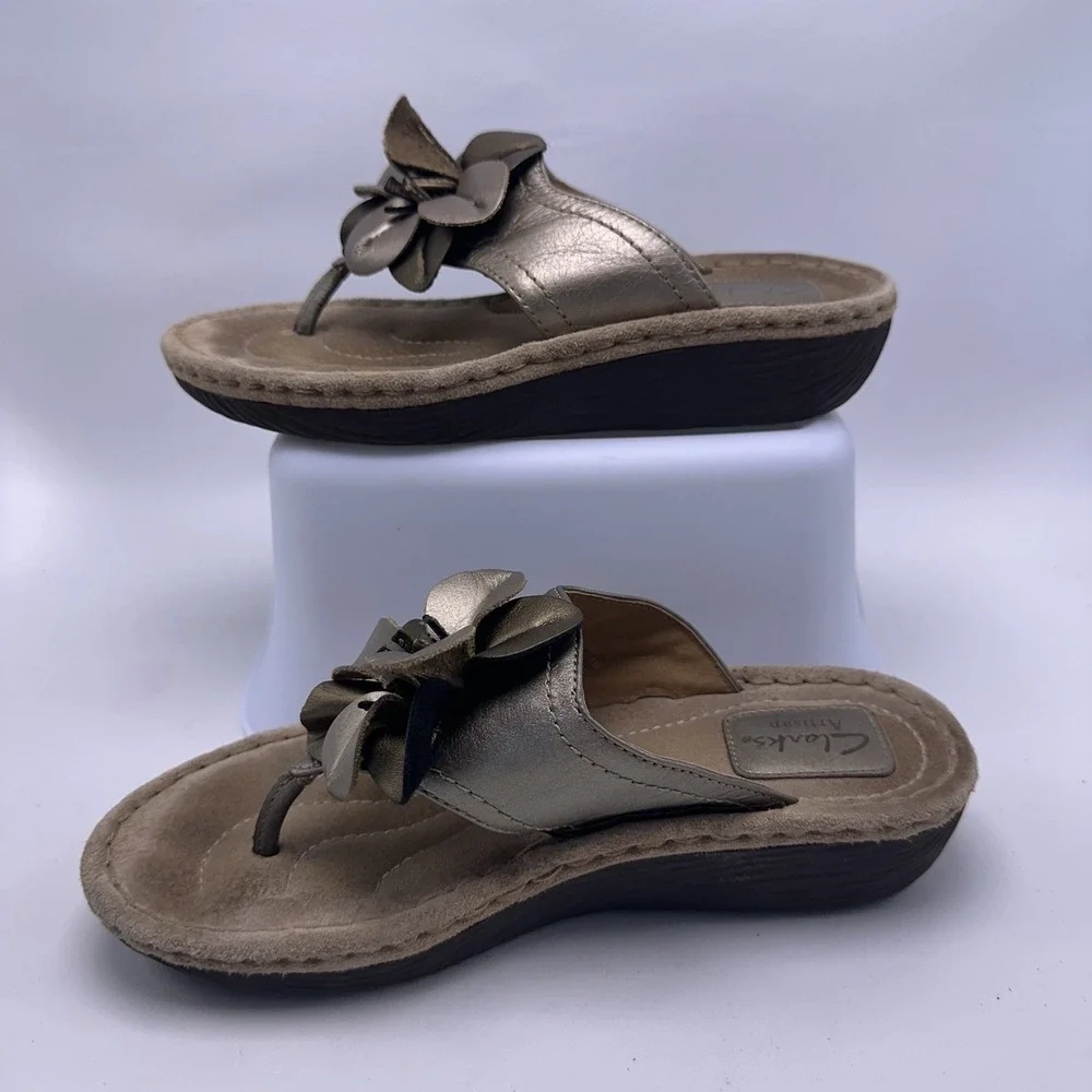 Clarks‎ Artisan Women 7.5 M Metallic Bronze Leather Flower Thong Wedge Sandal
